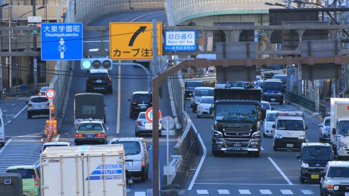 在东京奈日的八原路口，许多汽车
