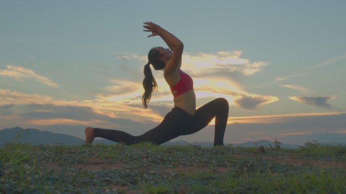 女子在山上做瑜伽形体训练瘦身运动减肥计划