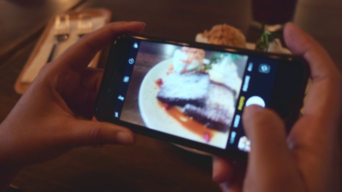 用手机给美食拍照