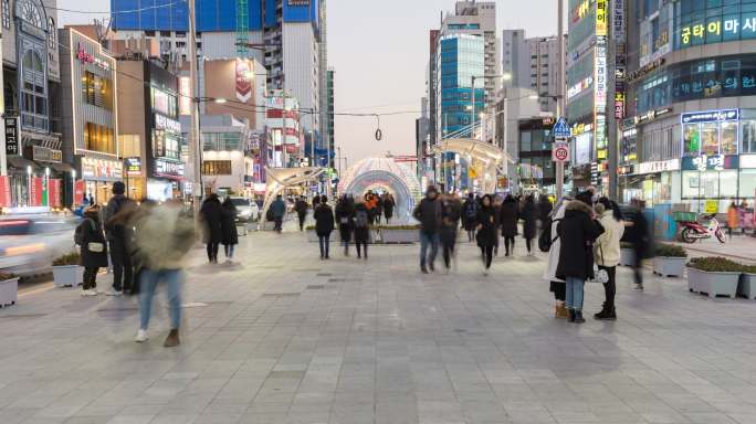 人群走在韩国城市的人行道上