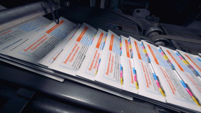 印刷设备的传送带上有很多报纸。