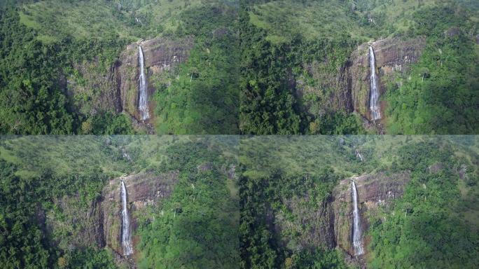 无人机拍摄斯里兰卡Diyaluma瀑布的4k镜头。