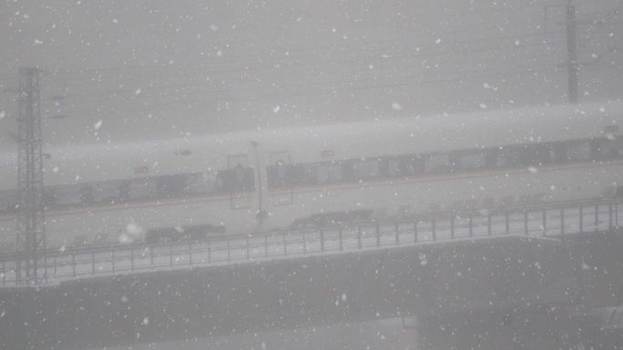 冬天暴雪中行进的高铁列车