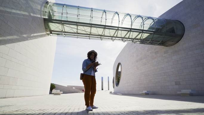 里斯本的现代建筑实拍视频女性