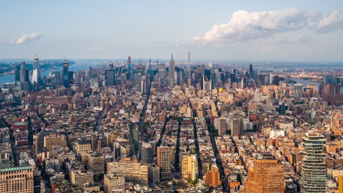 俯瞰拥挤的曼哈顿摩天大楼和建筑物。