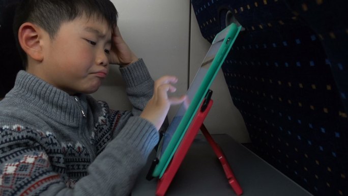 男孩在使用电脑中国教育使用电脑