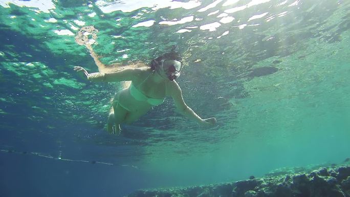 年轻女子浮潜潜泳水海