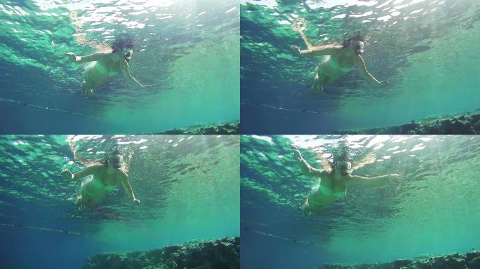 年轻女子浮潜潜泳水海