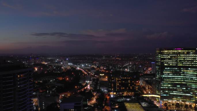 日落之夜，照亮了班加罗尔城市景观