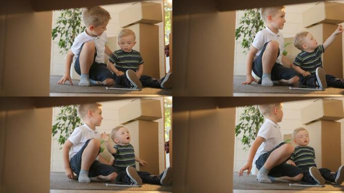 小男孩在他们的新房子玩或阅读平板电脑