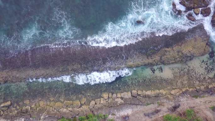 被海浪冲刷的海岸线