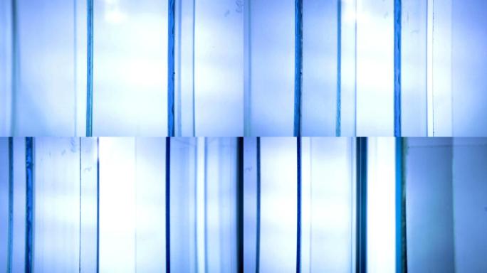 抽象的几何背景与透明的蓝色玻璃移动形状