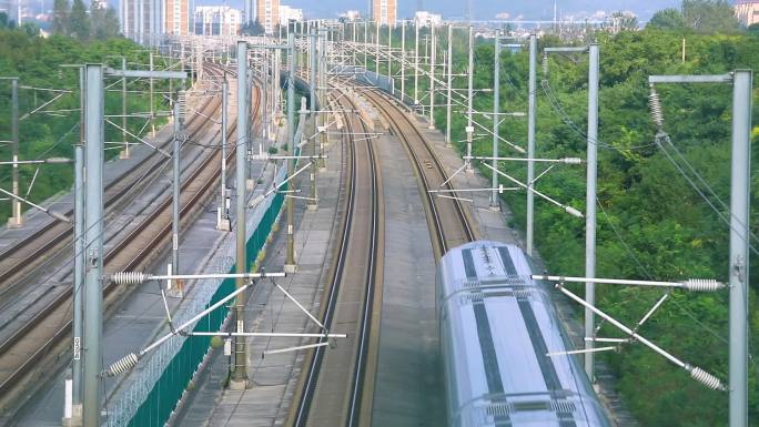 京沪高铁复兴号和谐号动车组列车高速通过