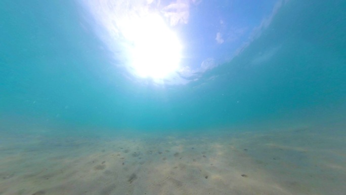 阳光照射在水下水底海底海下清澈