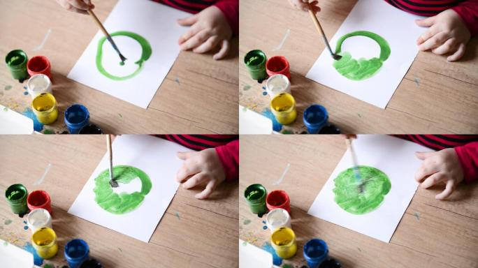 孩子画水彩画。孩子创造力