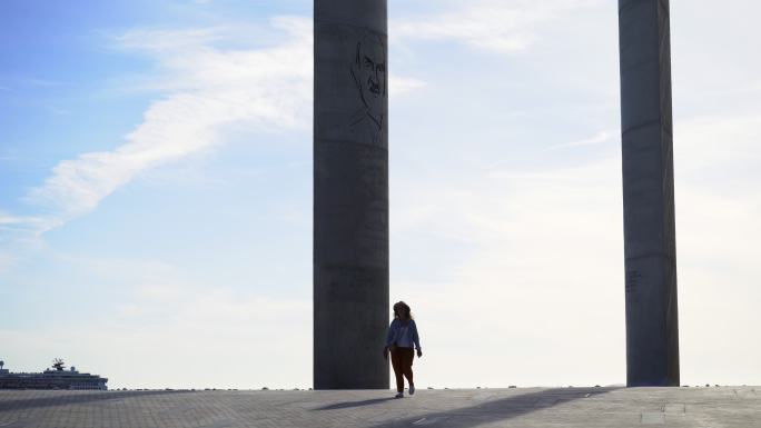 一名女子在里斯本堤岸公园行走