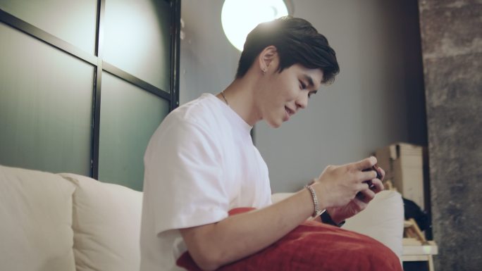 青少年在家里拿着移动设备玩在线视频游戏