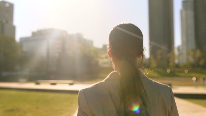 通勤上班的女商人女商人行动联系