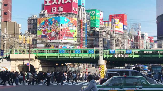 白天在新宿地区商业步行街中心地带城市广场