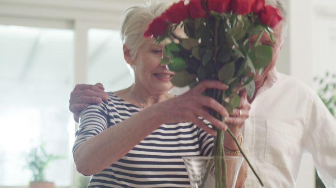 将丈夫送的一束玫瑰插在花瓶里