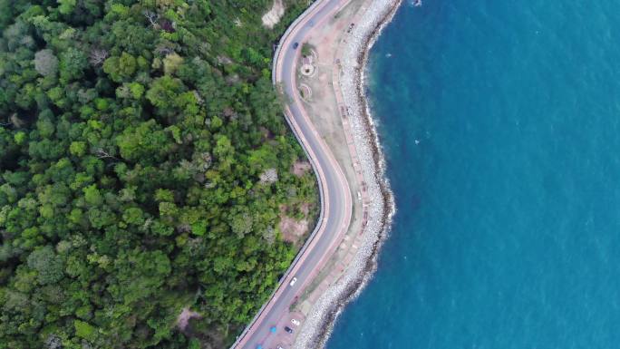 山海之间的公路鸟瞰图