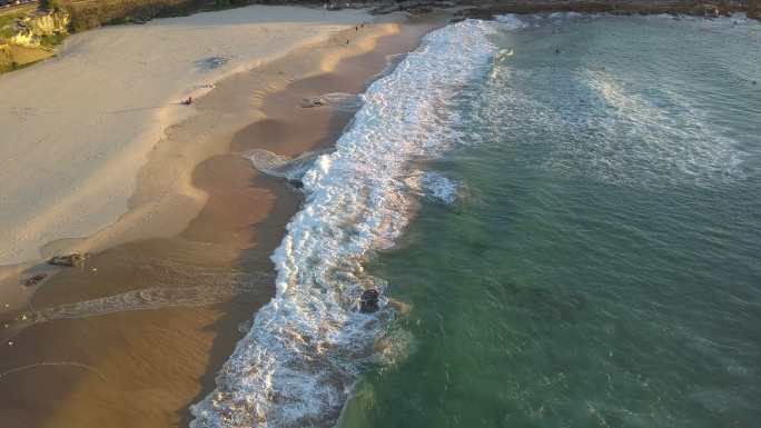 阳光下的沙滩沙滩海水海潮