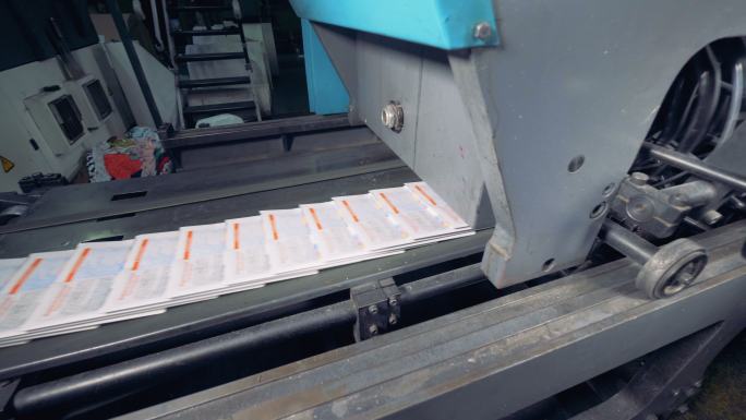 报纸在印刷厂的传送带上移动。4 k。