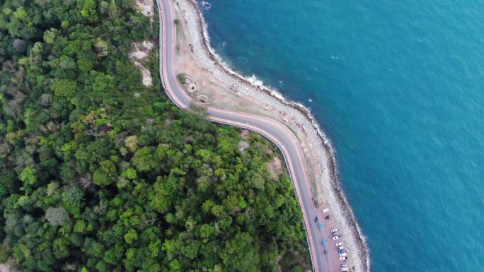 山海之间的公路鸟瞰图