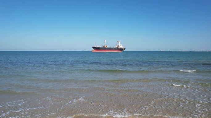 碧海蓝天沙滩附近的航海油轮可持续发展道路