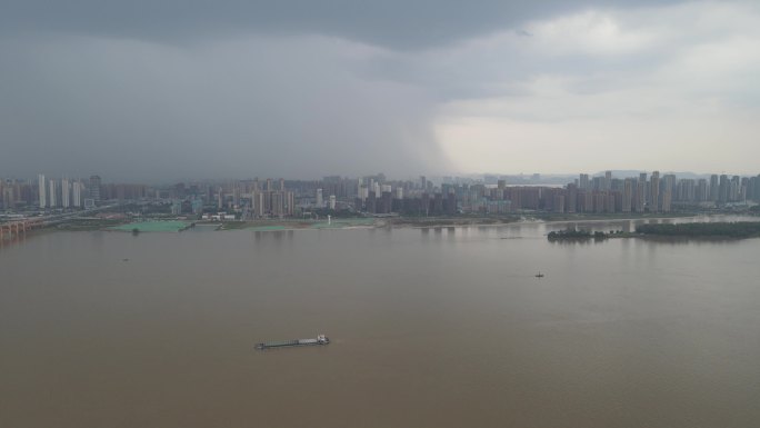 航拍武汉城市暴雨来临