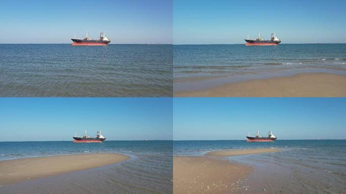 航运油轮搁浅在碧海蓝天的沙滩上