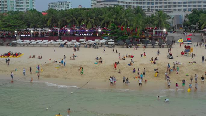 沙滩上玩耍的人群三亚厦门青岛风景海南海岛