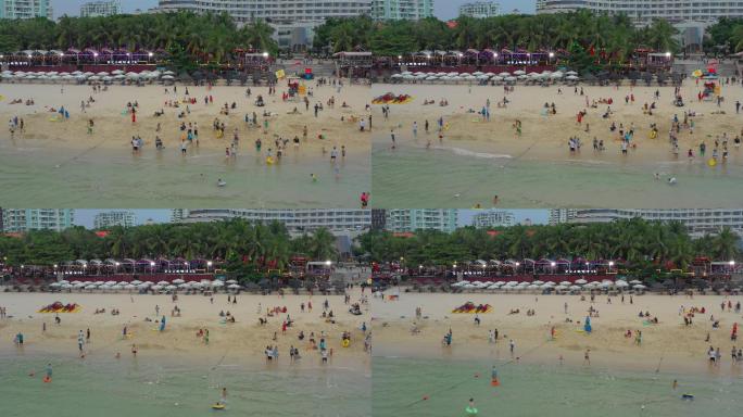 沙滩上玩耍的人群三亚厦门青岛风景海南海岛
