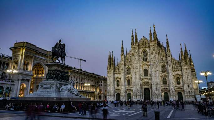 意大利米兰人在米兰大教堂的时光流逝