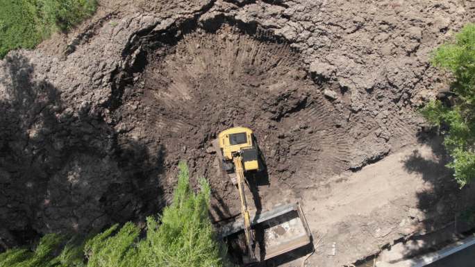 挖掘机在挖掘现场挖土