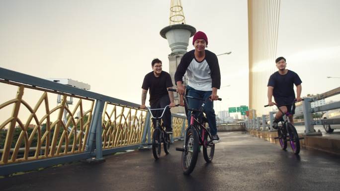一群骑自行车的人正驶过城市的街道。