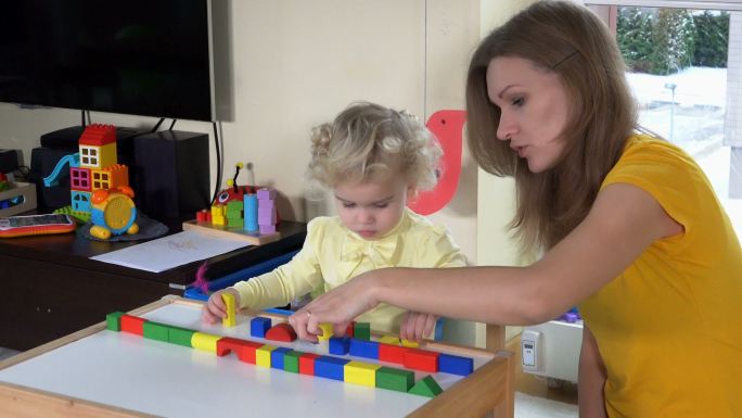 小女孩和妈妈在玩积木