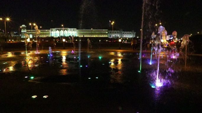 多哈海湾的瓦基夫市场公园的彩色喷泉