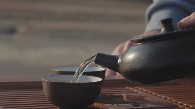 手工制作的泥茶壶倒茶喝茶品茶