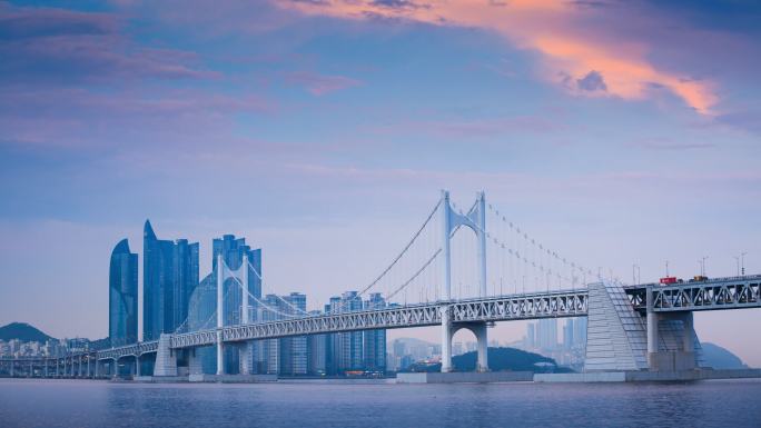 韩国釜山市日出之光安大桥和海云台。