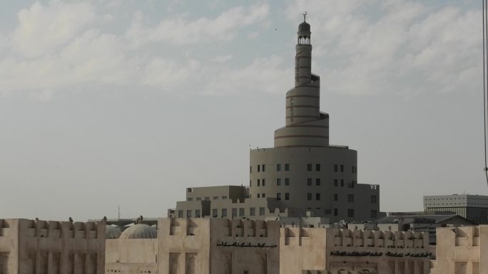 在卡塔尔多哈中心的清真寺和尖塔前