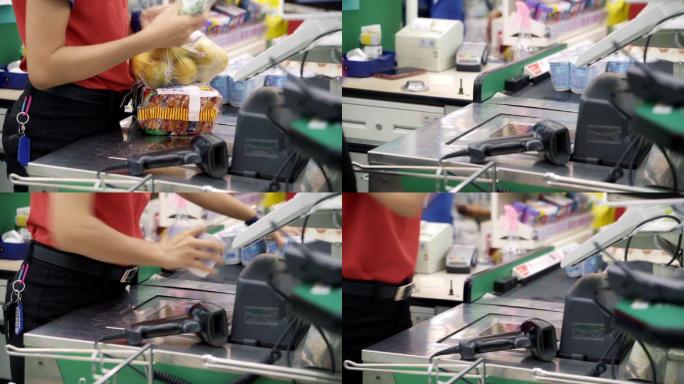 超市店员在超市扫描条码产品
