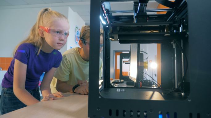 兴奋的学生在三维打印实验室