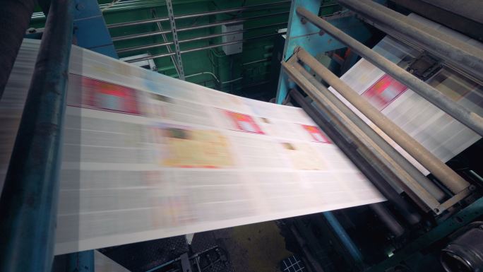 工作中的印刷设备印刷厂排版图文工作室
