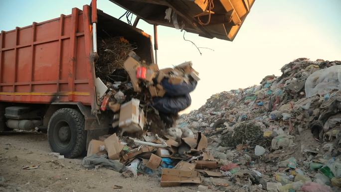 垃圾车在垃圾填埋场倾倒垃圾