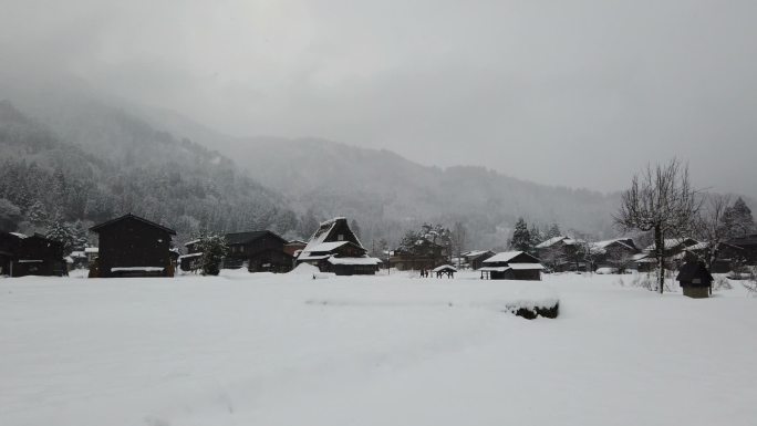 下雪的小镇被大雪覆盖