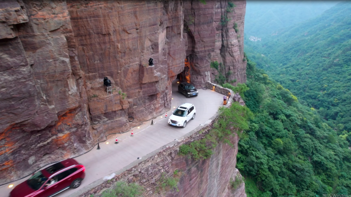 美丽的太行山村-航拍挂壁公路