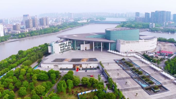宁波河堤的天际线和现代建筑。
