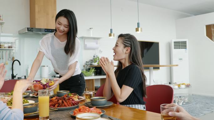 年轻朋友在家聚餐