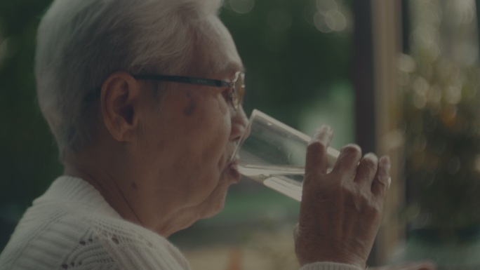 一个老年人在喝水